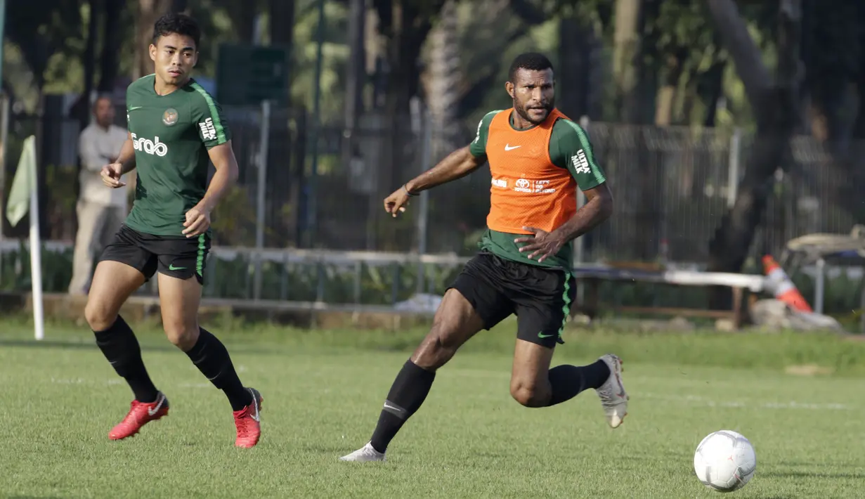Pemain Timnas Indonesia U-22, Marinus Wanewar, menggiring bola saat latihan di Lapangan ABC, Senayan, Jakarta, Jumat (11/1). Latihan sekaligus seleksi pemain ini untuk persiapan turnamen Piala AFF U-22. (Bola.com/M Iqbal Ichsan)