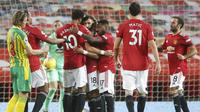 Para pemain Manchester United merayakan gol yang dicetak oleh Bruno Fernandes ke gawang West Bromwich Albion pada laga Liga Inggris di Stadion Old Trafford, Minggu (22/11/2020). MU menang dengan skor 1-0. (Martin Rickett/Pool via AP)