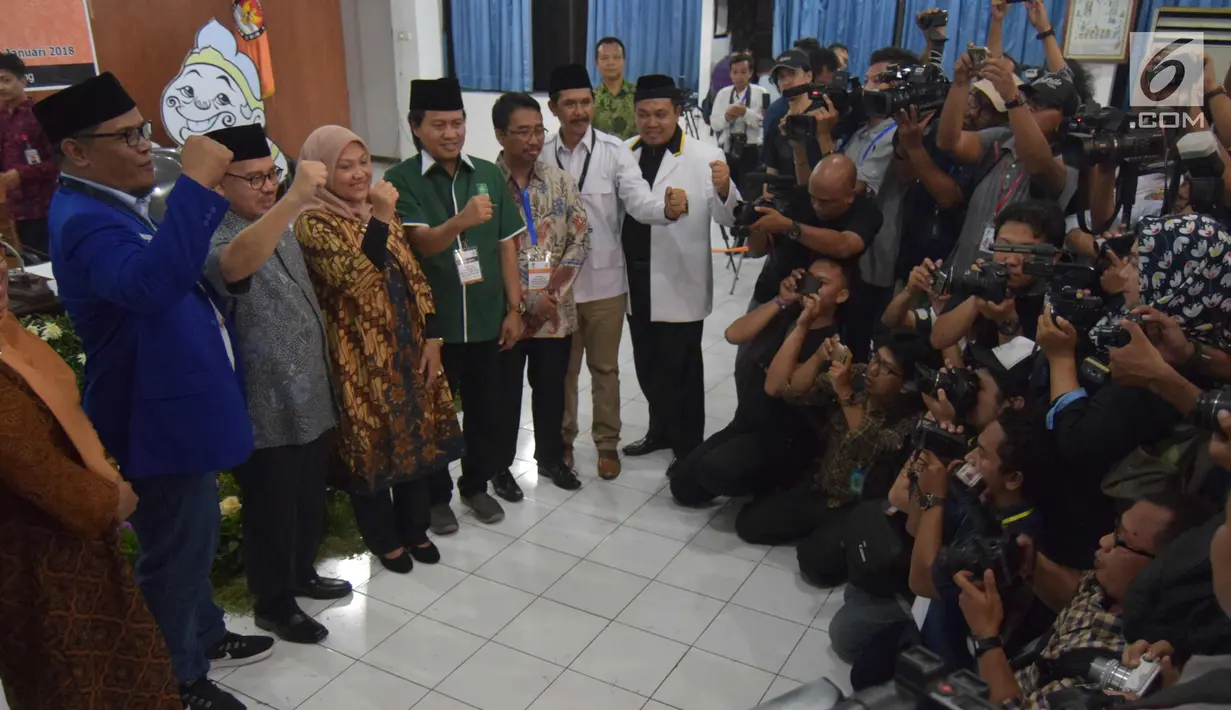 Sejumlah fotografer mengabadikan Pasangan Sudirman Said dan Ida Fauziah saat mendaftar sebagai Cagub dan Cawagub Jawa Tengah di KPUD Jateng, Rabu (10/1). Pasangan ini didukung oleh Partai Gerinda, PKS , PKB dan PAN. (Liputan6.com/Gholib)