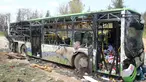 Kondisi bus yang membawa pengungsi Suriah usai terkena serangan bom di Rasyidin, Aleppo, Suriah, Minggu (16/4). Serangan bom tersebut diperkirakan telah menewaskan 126 orang. (AFP Photo/Omar Haj Kadour)