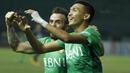 Gelandang Bhayangkara FC, Dendy Sulistyawan, melakukan selebrasi bersama Paulo Sergio usai mencetak gol ke gawang Arema pada laga Liga 1 di Stadion Patriot, Bekasi, Jumat  (4/8/2017). Bhayangkara FC menang 2-1 atas Arema FC. (Bola.com/M Iqbal Ichsan)