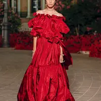 Bagi Maria Grazia Chiuri, koleksi Dior Cruise 2023 adalah tentang perjalanan menemukan dan refleksi. Lokasi yang dipilih pun memberi latar spektakuler untuk prosesi memamerkan serangkaian pakaian yang bersatu membentuk defile. Foto: Document/Dior.