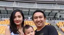 Augie bersama istri, Adriana Bustami serta anak, Enzo Alvero Wiyana saat datang diacara liga sepak bola Agum Gumelar Cup X di Stadion Utama Gelora Bung Karno, Senayan, Jakarta, Minggu (10/4/2016). (Andy Masela/Bintang.com)