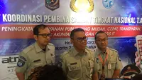 (Tengah) Direktur Operasional Jasa Raharja, Ames Sampetoding disela-sela acara Rapat Koordinasi Tim Pembina Samsat Provinsi dan Tim Pembina Samsat Tingkat Nasional.