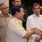 Ketua Umum Partai Gerindra Prabowo Subianto (kiri) berjabat tangan dengan politisi PDIP Budiman Sudjatmiko (kanan) saat berkunjung ke Kediaman Prabowo di Rumah Kertanegara, Kebayoran Baru, Jakarta Selatan, Selasa (18/7/2023). (Liputan6.com/Faizal Fanani)