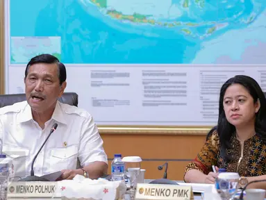 Menko Polhukam Luhut Pandjaitan (kiri) dan Menko PMK Puan Maharahani menggelar rapat koordinasi tingkat menteri di Kantor Kemenko Polhukam, Jakarta, Selasa (3/11). Rapat tersebut terkait evaluasi penanganan kabut asap. (Liputan6.com/Faizal Fanani)