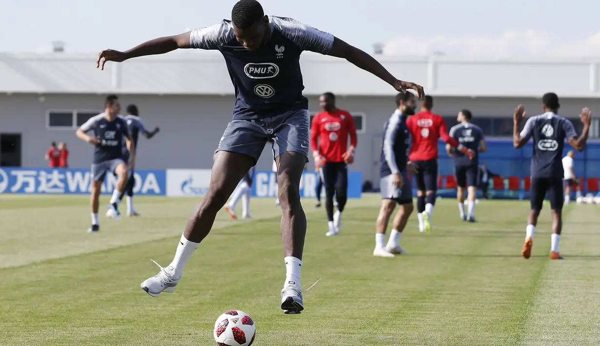 Aksi Paul Pogba melakukan jugling saat sesi latihan  tim Prancis di Glebovets, Rusia, (12/7/2018). Latihan tersebut sebagai persiapan Prancis melawan Kroasia pada Final Piala Dunia 2018. (AP/David Vincent)