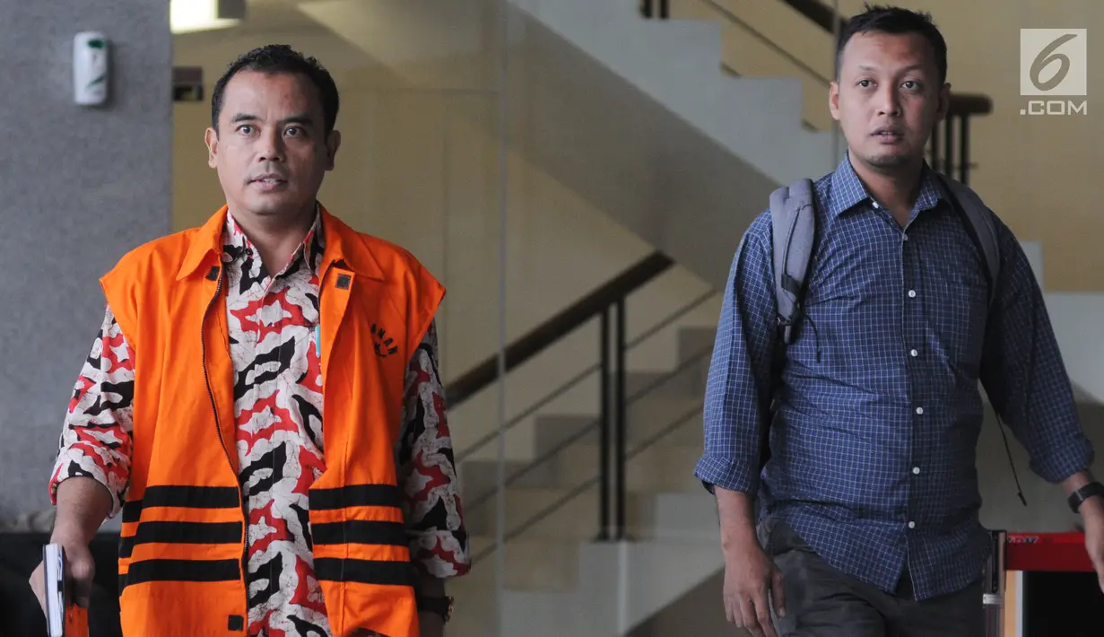 Bupati Purbalingga nonaktif Tasdi usai menandatangani berkas pelimpahan surat P21 di gedung KPK, Jakarta, Kamis (27/9). Tasdi segera menjalani persidangan dugaan menerima suap proyek infrastruktur di Kab Purbalingga, Jateng. (Merdeka.com/Dwi Narwoko)