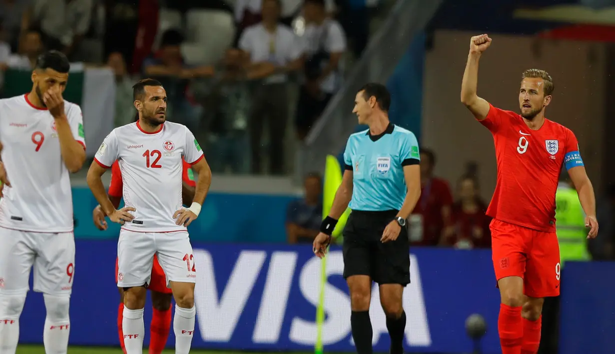 Pemain Inggris, Harry Kane merayakan gol pertama ke gawang Tunisia dalam penyisihan Grup G Piala Dunia 2018 di Volgograd Arena, Volgograd, Rusia, Senin (18/6). (AP Photo/Alastair Grant)