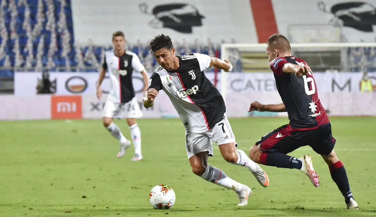 Pemain Cagliari, Marko Rog, berebut bola dengan pemain Juventus, Cristiano Ronaldo, pada laga Serie A di Stadion Sardegna, Rabu (29/7/2020). Cagliari menang 2-0 atas Juventus. (Alessandro Tocco/Lapresse via AP)