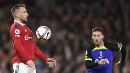 Luke Shaw. Bek kiri Inggris berusia 27 tahun ini memang tak tergantikan di sektor kiri pertahanan Manchester United. Sejak didatangkan dari Southampton pada awal musim 2014/2015 ia selalu menjadi andalan para pelatih MU hingga kini. Di Liga Inggris musim 2022/2023, Erik ten Hag masih mempercayakannya dengan tampil dalam 10 laga dan juga berpartisipsi dalam laga-laga di ajang kompetisi lainnya. (AFP/Oli Scarff)