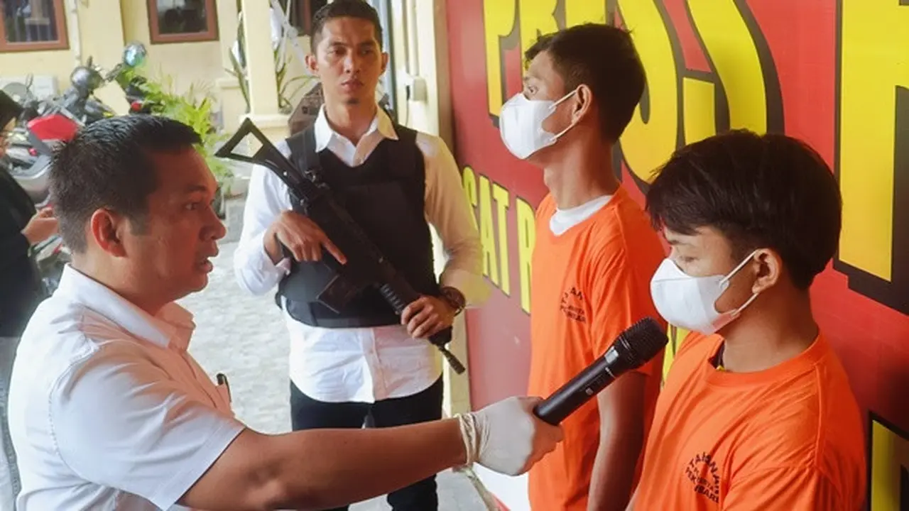 Kasat Narkoba Polresta Pekanbaru menginterogasi 2 tersangka penerima 3 kilogram sabu.
