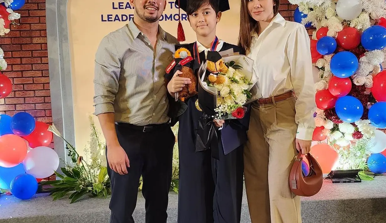 Wulan Guritno dan sang mantan suami Adilla Dimitri kompak hadiri wisuda anak laki-laki mereka, Alric. Di momen tersebut, Wulan tampil formal dengan kemeja dan long pants. [Foto: IG/adilladimitrihardjanto].