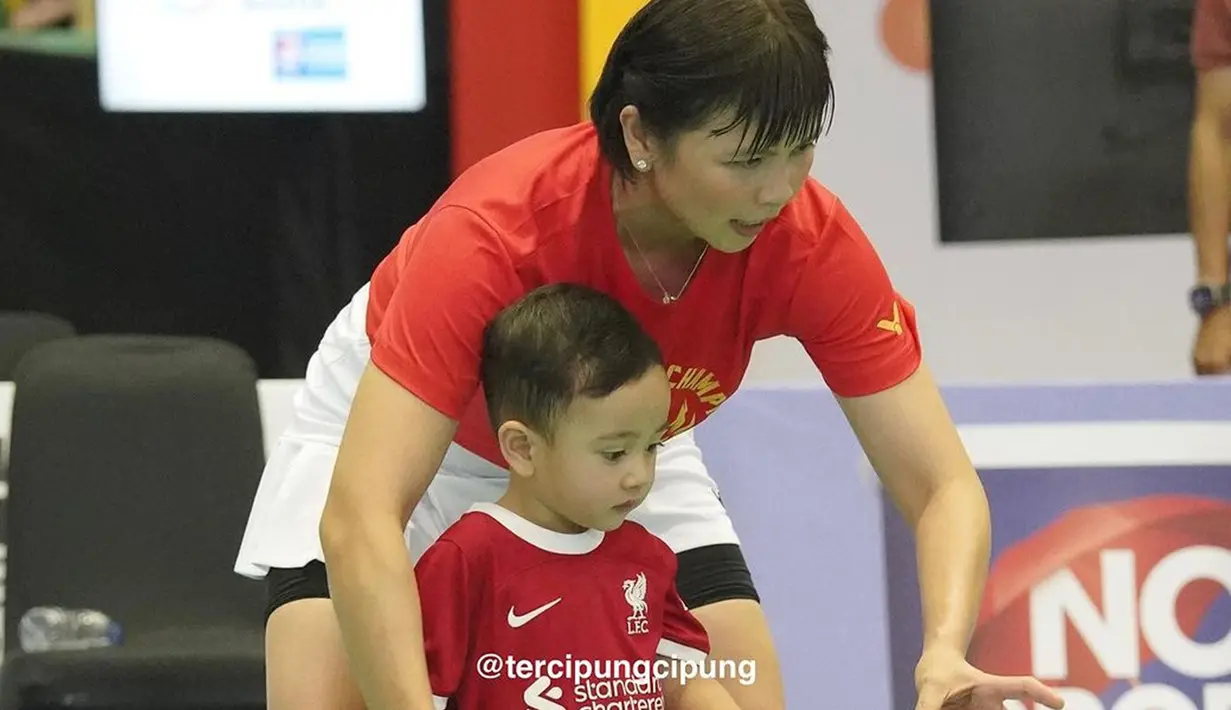 Saat dilatih oleh Greysia Polii, Rayyanza bahkan terlihat fokus. Dirinya seolah-olah juga akan bermain dalam pertandingan bulutangkis. (Liputan6.com/IG/@tercipungcipung)