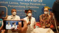 Menteri Kesehatan RI Budi Gunadi Sadikin meresmikan sekaligus meninjau Sentra Vaksinasi COVID-19 Traveloka yang menyasar kelompok lansia, pengajar, dan penyandang disabilitas di Serpong, Tangerang Selatan (2/6/2021). (Dok Kementerian Kesehatan RI/Maulana)