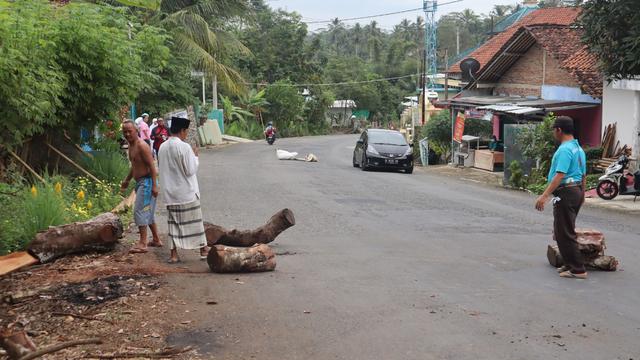 Warga Mantrianom, Banjarnegara memasang barikade dan menolak pembukaan portal jalan ke tambang pasir putih. (Foto: Liputan6.com/Humas Pemkab Banjarnegara)