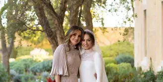 Di pernikahan Putri Iman, Ratu Rania pun curi atensi dengan gaya modisnya [@queenrania]