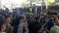 Ratusan Bonek mendatangi Sutos sejak sekitar Senin (30/10/2023) pukul 10.00 WIB. Mereka menuntut Yahya Alkatiri mundur. (Bola.com/Aditya Wany)