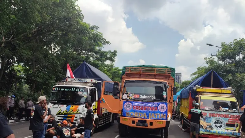 Sopir truk demo menolak kebijakan Odol. (Dian Kurniawan/Liputan6.com)
