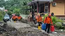 Dalam operasi tersebut, berbagai alut SAR dikerahkan guna mendukung penanganan darurat di lokasi terdampak. Tampak dalam foto, personel Badan Nasional Pencarian dan Pertolongan (Basarnas) Manado membawa sejumlah alat yang diperlukan guna membantu operasi pencarian dan pertolongan korban bencana banjir bandang di Kabupaten Kepulauan Siau Tagulandang Biaro, Provinsi Sulawesi Utara, Selasa 6 Januari 2026. (Foto: Basarnas)