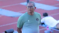 Ketua Badan Tim Nasional (BTN) Indonesia, Sumardji, ikut memantau sesi latihan Timnas Indonesia U-23 yang akan bertanding pada SEA Games 2025, Thailand. (Bola.com/Bagaskara Lazuardi)