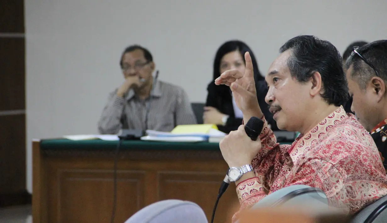 Terdakwa kasus suap Bupati Bangkalan Fuad, Direktur PT Media Karya Sentosa (MKS) Antonio Bambang Djatmiko (kiri) menyimak keterangan saksi saat sidang lanjutan di pengadilan Tipikor, Jakarta, Senin (16/3/2015). (Liputan6.com/Helmi Afandi)