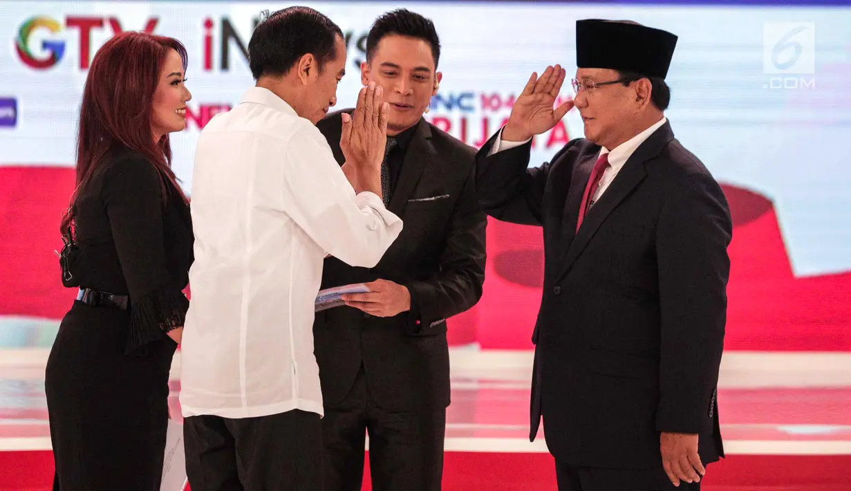 Capres nomor urut 01 Joko Widodo (kiri) dan capres nomor urut 02 Prabowo Subianto (kanan) memberi salam usai debat kedua Pilpres 2019 di Hotel Sultan, Jakarta, Minggu (17/2). (Liputan6.com/Faizal Fanani)