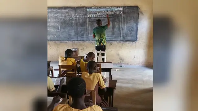 Owura Kwadwo, guru di Ghana tetap semangat mengajarkan penggunaan komputer pada muridnya (Facebook/Owura Kwadwo Hottish)