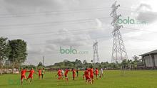 Tim Persija Jakarta sedang melakukan pemanasan sebelum berlatih dengan suasana mendung di Lapangan National Youth Training Center, Sawangan, Depok, Rabu (17/2/2016). (Bola.com/Nicklas Hanoatubun)