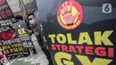 Aktivis Wahana Lingkungan Hidup Indonesia (Walhi) berunjuk rasa di depan Kantor Kedutaan Besar Jepang, Jakarta, Selasa (1/11/2022). Mereka menyampaikan protes terhadap pemerintah Jepang yang mempromosikan berbagai teknologi seperti co-firing hidrogen dan amonia, teknologi penangkapan dan penyimpanan karbont (CCS), serta penggunaan Liquid Natural Gas (LNG) untuk investasi sektor energi mereka melalui strategi GX (Green Transformation) karena dianggap solusi palsu dalam mengatasi krisis iklim. (Liputan6.com/Johan Tallo)