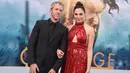 Aktris Gal Gadot bersama sang suami, Yaron Versano berpose saat tiba menghadiri pemutaran peradana film "Wonder Woman" di Teater Pantages di Los Angeles, AS (25/5). (Photo by Jordan Strauss/Invision/AP)
