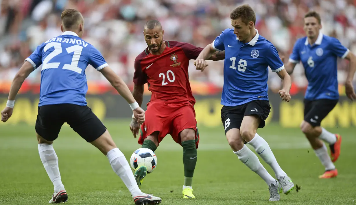 Pemain portugal, Ricardo Quaresma (tengah) mencoba melewati para pemain Estonia, pada laga persahabatan di Estadio da Luz, Lisabon, (9/6/2016) dini hari WIB. (AFP/Patricia De Melo Moreira)