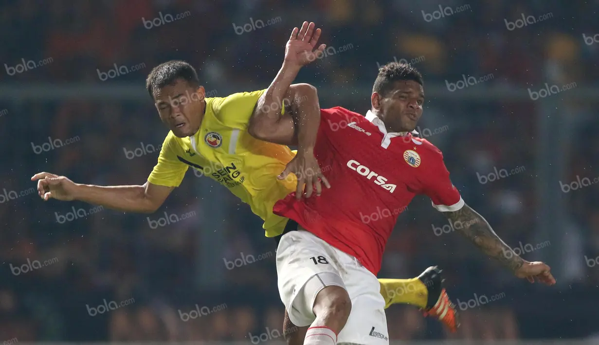 Pemain Persija, Jose Adolfo Guerra Argote (kanan), berebut bola dengan pemain Semen Padang, Handi Ramdhan, dalam laga Torabika Soccer Championship 2016 di Stadion Utama Gelora Bung Karno, Jakarta, Minggu (8/5/2016). (Bola.com/Arief Bagus)