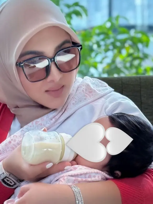 6 Potret Syahrini Tetap Langsing Pasca Melahirkan, Rambut Lebat Putrinya Disorot
