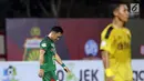 Pemain tengah PSMS, Shohei Matsunaga (kiri) tertunduk saat melawan Bhayangkara FC pada lanjutan Go-Jek Liga 1 Indonesia bersama Bukalapak, Stadion PTIK, Jakarta, Jumat (3/8). Bhayangkara FC unggul 3-1. (Liputan6.com/Helmi Fithriansyah)