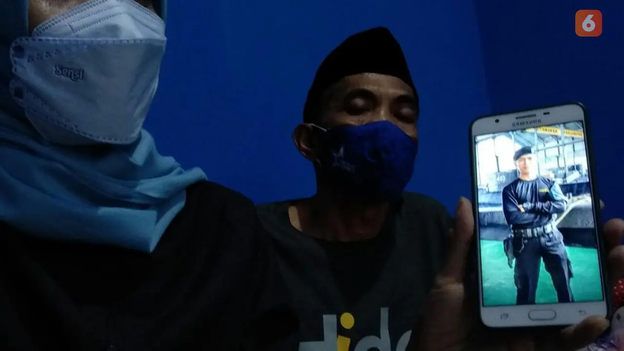 Keluarga Kopda Kharisma, kru KRI Nanggala 402 yang gugur di selat Bali (Fauzan/Liputan6.com)