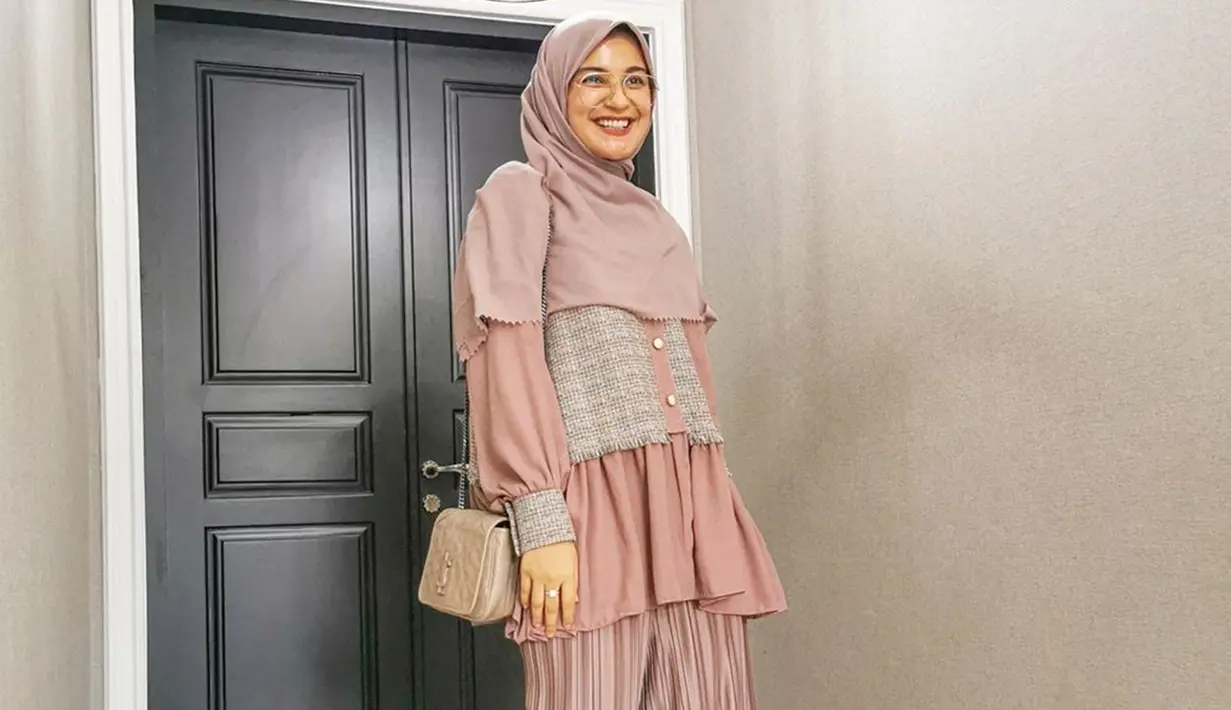 Shireen pun lebih sering terlihat menggunakan busana casual. Meski begitu penampilan istri Teuku Wisnu ini tetap terlihat stylish. Ia pun kerap memadupadankan busana yang tengah dipakai dengan tas maupun sepatunya. (Liputan6.com/IG/@shireensungkar)