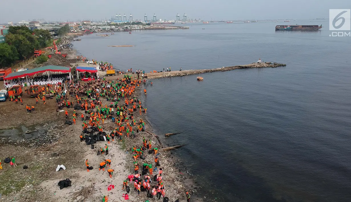 Petugas melakukan gerebek sampah di Pesisir Teluk Jakarta, Cilincing, Jakarta Utara, Minggu (15/4). Kegiatan ini melibatkan unsur masyarakat di antaranya, dari Kementerian LHK RI, SKPD, Polri, TNI, LSM serta tokoh masyarakat. (Liputan6.com/Arya Manggala)