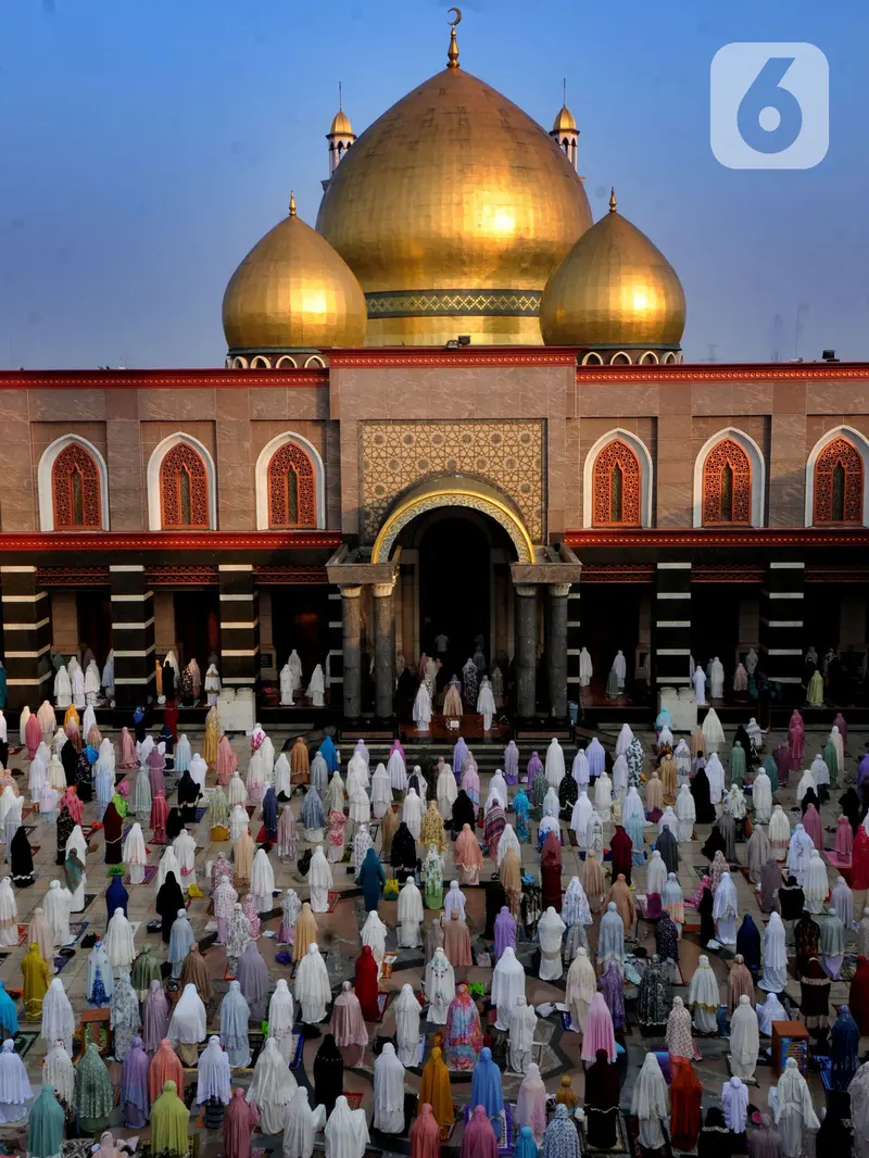 Suasana Sholat Idul Fitri di Masjid Kubah Emas