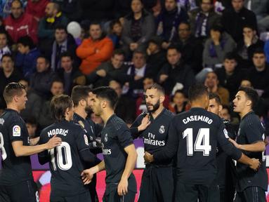 Selebrasi gol Karim Benzema pada laga lanjutan La Liga yang berlangsung di Stadion Nuevo Jose Zorrilla, Valladolid, Senin (11/3). Real Madrid menang 4-1 atas Valladolid. (AFP/Cesar Manso)