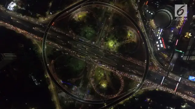 Selain menjadi ikon baru Jakarta, keberadaan Simpang Susun ini bertujuan untuk mengurangi kemacetan di kawasan ini.