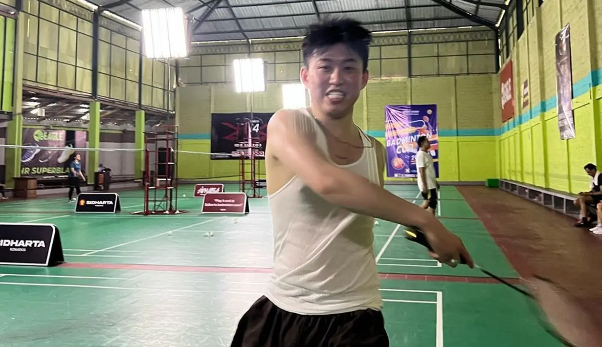 Tidak hanya foto, Rich Brian juga membagikan video singkat yang memperlihatkan sang rapper berupaya memukul bola kok di lapangan. Dalam keterangan, Brian menuliskan "Feather dodge" yang secara harfiah adalah bulutangkis. (Liputan6.com/IG/@brianimanuel)