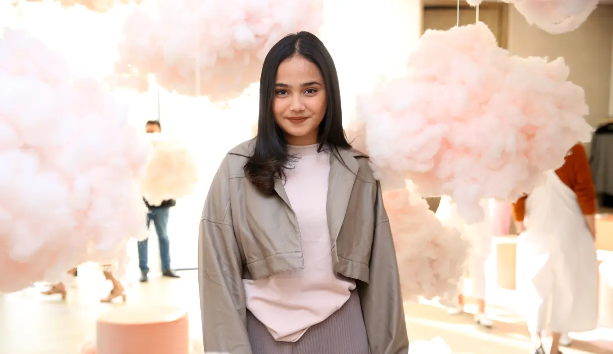 Sama halnya dengan Cut Syifa, Syifa Hadju juga ingin menjadi pribadi yang lebih baik lagi di tahun 2018. Ia juga berharap bisa semakin mengeksplore dirinya dan ada pencapaian yang baru dalam kariernya. (Nurwahyunan/Bintang.com)