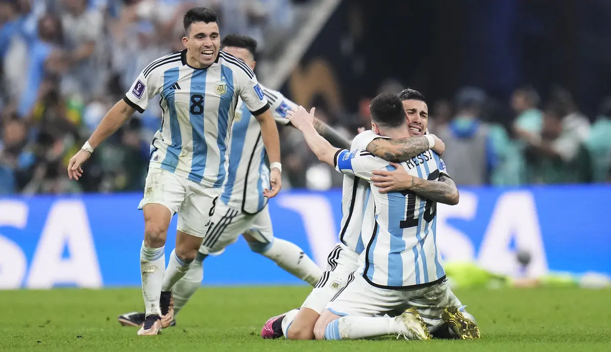 Para pemain Timnas Argentina merayakan kemenangan atas Timnas Prancis melalui adu penalti setelah Gonzalo Montiel sebagai penendang keempat mampu menjebol gawang Hugo Lloris dalam laga final Piala Dunia 2022 di Lusail Stadium, Lusail, Qatar, Minggu (18/12/2022) malam WIB. (AP Photo/Manu Fernandez)