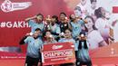 Pemain Footbalicious melakukan selebrasi usai menjuarai Kompetisi Nasional AIA Championship for Women 2018 di Lapangan TNI AU, Jakarta, Sabtu (01/12). Dari turnamen ini akan dipilih 16 orang untuk bertanding di Bangkok. (Bola.com/M Iqbal Ichsan)