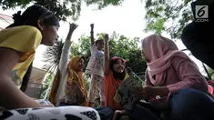 Antusiasme anak-anak mengikuti kuis saat program Literasi Kejujuran di TBM Saung Manggar, Jakarta, Minggu (24/3). Literasi Kejujuran merupakan program yang diinisiasi Suku Dinas Perpustakaan dan Kearsipan Jakarta Timur awal 2019 yang tersebar di taman-taman. (merdeka.com/Iqbal S. Nugroho)