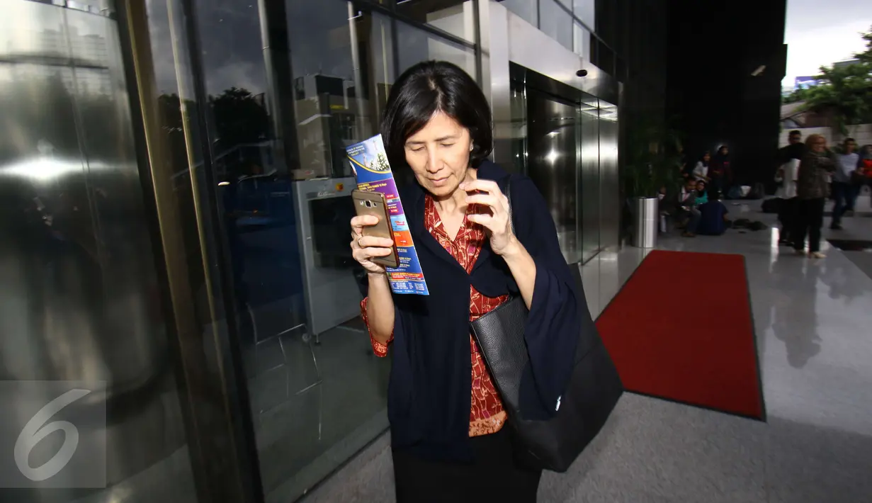Manajer Connaught International Lte, Sallyawati Rahardja usai diperiksa KPK, Jakarta, Rabu (8/2). Sallyawati diperiksa sebagai saksi kasus suap dengan tersangka eks Dirut PT Garuda Indonesia Emirsyah Satar. (Liputan6.com/Helmi Afandi)