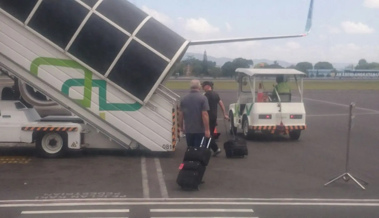 Penampilan Dream Theater di panggug JogjaRockarta menjadi hal yang sangat dinanti bagi sebagian besar orang. Usai tampil selama dua hari, para personel dream Theater akhirnya meninggalkan kota pelajar itu. (Bambang E.Ros/Bintang.com)