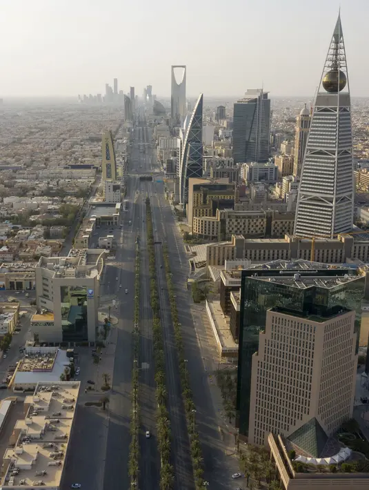 Pandangan udara menunjukkan jalan raya yang sepi karena pandemi COVID-19 pada hari pertama perayaan Idul Fitri di ibu kota Saudi, Riyadh, Senin (24/5/2020).  Arab Saudi memberlakukan jam malam 24 jam selama lima hari libur Hari Raya Idul Fitri 1441 H, dari 23 Mei 2020. (FAISAL AL-NASSER/AFP)