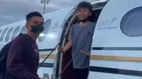 Terekam kamera nampak Farel Prayoga  naik pesawat Jet Pribadi untuk memenuhi undangan mangung di Kalimantan. (Istimewa)